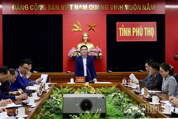 Phó Chủ tịch UBND tỉnh Vũ Việt Văn nghe báo cáo một số nội dung quản lý nhà nước về chung cư trên địa bàn tỉnh