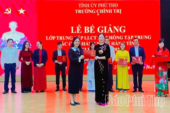 69 học viên hoàn thành lớp Trung cấp Lý luận chính trị hệ không tập trung