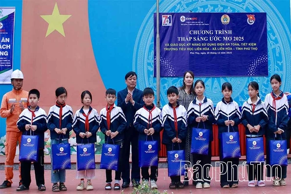 Tặng 100 đèn bàn cho học sinh Trường Tiểu học Liên Hòa