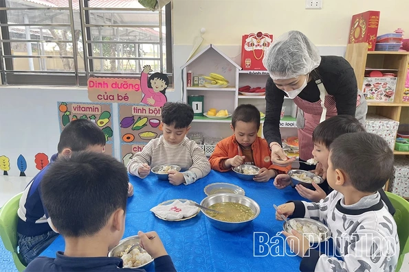 Đảm bảo vệ sinh an toàn thực phẩm trong bếp ăn bán trú cho học sinh Trường Mầm non Gia Khánh, xã Bình Xuyên