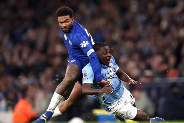 Mất điểm trước Chelsea, Man City gặp khó trong cuộc đua vô địch