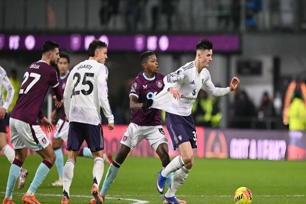 Sesko lập cú đúp, MU vẫn mất điểm trước đội đứng thứ 19