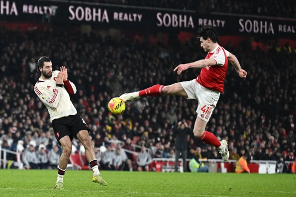 Arsenal bất phân thắng bại với Liverpool