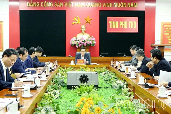 Phó Chủ tịch UBND tỉnh Vũ Việt Văn nghe báo cáo quản lý Nhà nước về đô thị, nhà ở