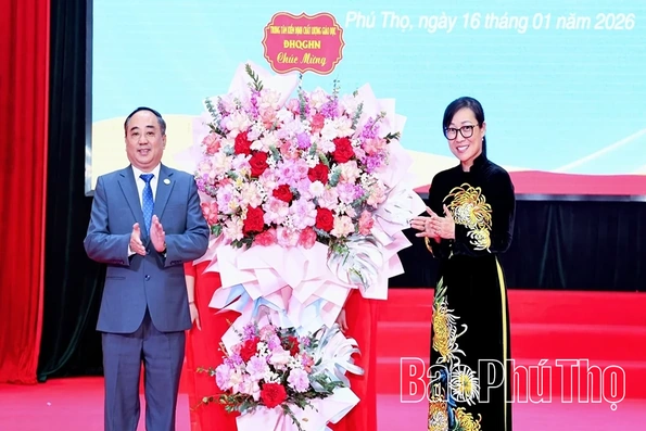 Đón nhận Giấy chứng nhận Kiểm định chất lượng chương trình đào tạo