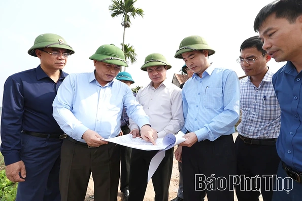 Phó Chủ tịch UBND tỉnh Đinh Công Sứ kiểm tra khắc phục sự cố sạt lở bờ vở sông Thao