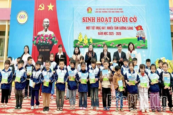 Trao 1.000 cuốn sách Kỹ thuật viết chữ tròn ly tặng học sinh tiểu học