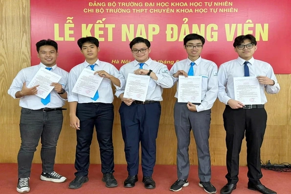 “Cậu bé vàng” vào Đảng để nguyện đi đúng hướng