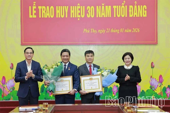 Trao Huy hiệu 30 năm tuổi Đảng cho 2 đảng viên