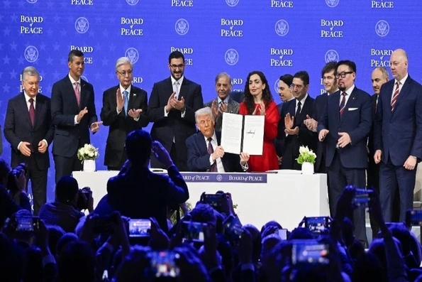 Phó Thủ tướng Bùi Thanh Sơn tham dự Lễ ký Hiến chương Hội đồng Hòa bình về chấm dứt xung đột tại Dải Gaza