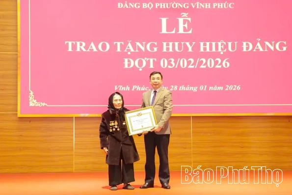 Phó Bí thư Tỉnh ủy Bùi Huy Vĩnh trao Huy hiệu Đảng tặng đảng viên phường Vĩnh Phúc