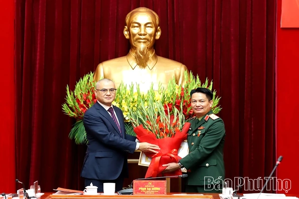 Trao Huy hiệu Đảng tặng Thiếu tướng Nguyễn Đình Cương