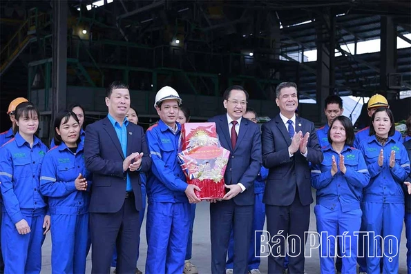Tập đoàn Hoá chất Việt Nam thăm, chúc Tết và tặng quà cho người lao động