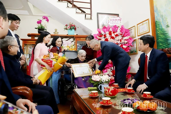 Bí thư Tỉnh ủy Phạm Đại Dương trao Huy hiệu 80 năm tuổi Đảng tại phường Việt Trì