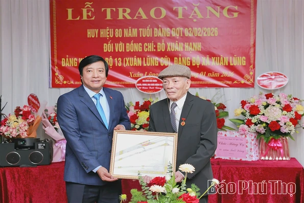 Phó Bí thư Tỉnh ủy Nguyễn Mạnh Sơn trao Huy hiệu Đảng tại Đảng bộ xã Xuân Lũng