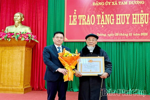 Phó Chủ tịch UBND tỉnh Vũ Việt Văn trao Huy hiệu Đảng cho đảng viên