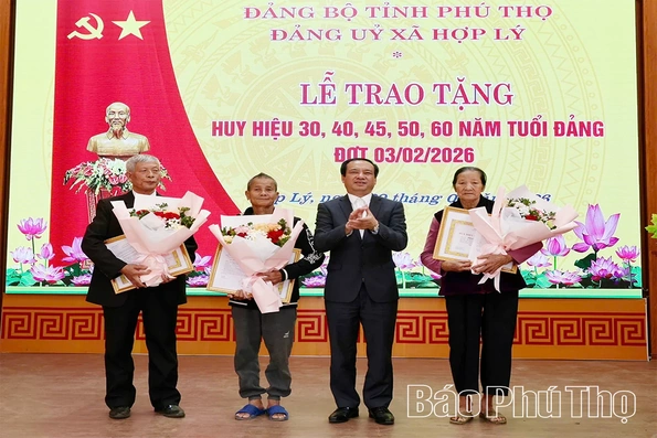 Trưởng Ban Tuyên giáo và Dân vận Tỉnh ủy trao Huy hiệu Đảng tặng đảng viên xã Hợp Lý