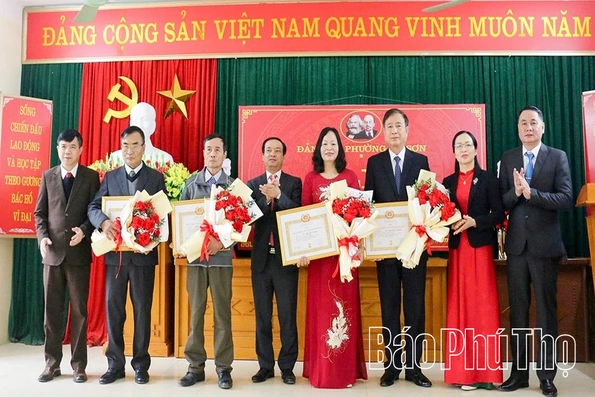 Trao tặng Huy hiệu Đảng đợt 3/2 cho 31 đảng viên