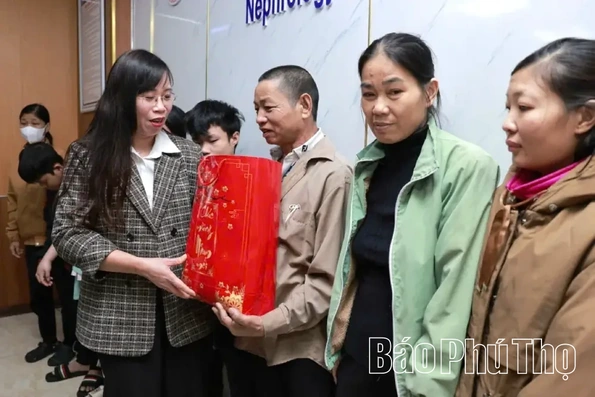 Trao quà Tết cho các bệnh nhân, gia đình có hoàn cảnh khó khăn