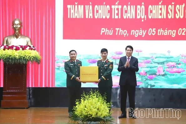 Chủ tịch nước Lương Cường thăm, chúc Tết cán bộ, chiến sĩ Sư đoàn 316