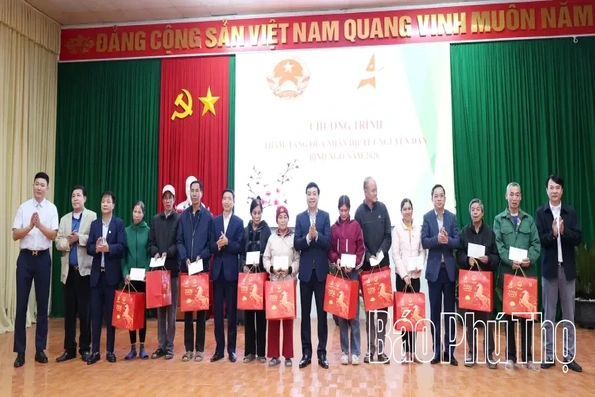 Tặng 115 suất quà cho hộ nghèo xã Thu Cúc