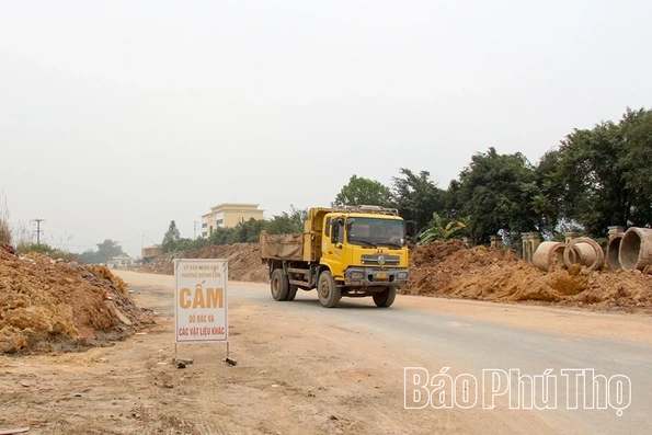 Nhức nhối tình trạng đổ đất đá, rác thải xây dựng trái phép gần Quảng trường Hòa Bình