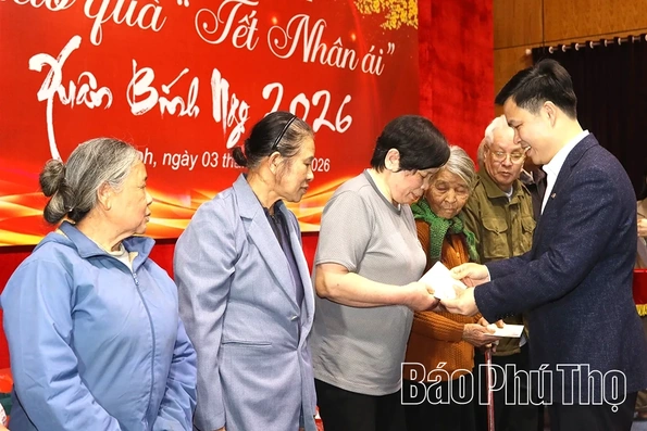 Phường Hòa Bình trao 939 suất quà Tết tặng hộ hoàn cảnh khó khăn