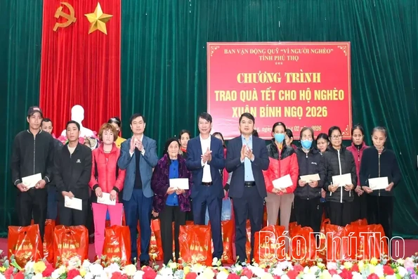 Trao quà Tết cho hộ nghèo xã Yên Lãng