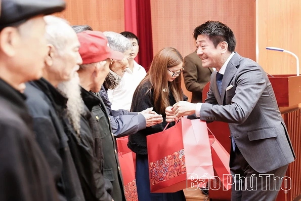 Công ty Ô tô Toyota Việt Nam tặng 280 phần quà Tết tại các phường Phúc Yên, Xuân Hòa