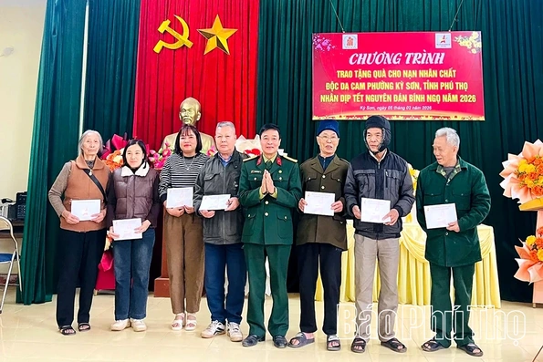 Trao 50 suất quà Tết tặng nạn nhân chất độc da cam tại phường Kỳ Sơn