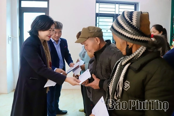 Báo và phát thanh, truyền hình Phú Thọ trao 380 suất quà Tết tặng người dân xã Trung Sơn