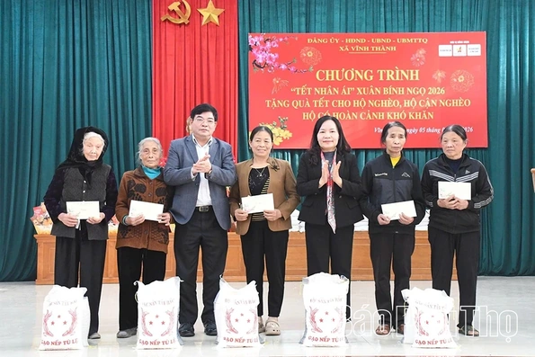 Chương trình “Tết nhân ái” trao 220 suất quà tặng hộ khó khăn tại xã Vĩnh Thành