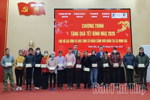Trao quà Tết cho hộ nghèo và học sinh nghèo xã Minh Đài và Tân Pheo