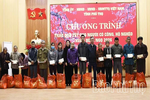 Trao quà Tết tặng người có công và hộ nghèo xã Liên Hòa