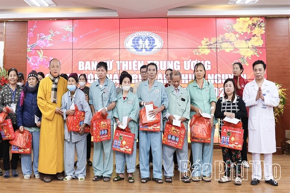 Trao 200 suất quà Tết cho người bệnh có hoàn cảnh khó khăn tại Bệnh viện đa khoa tỉnh