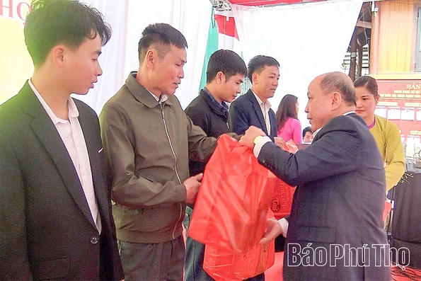 Đồng chí Bùi Đức Hinh thăm, tặng quà Tết Nhân dân khu tái định cư Quý Hòa