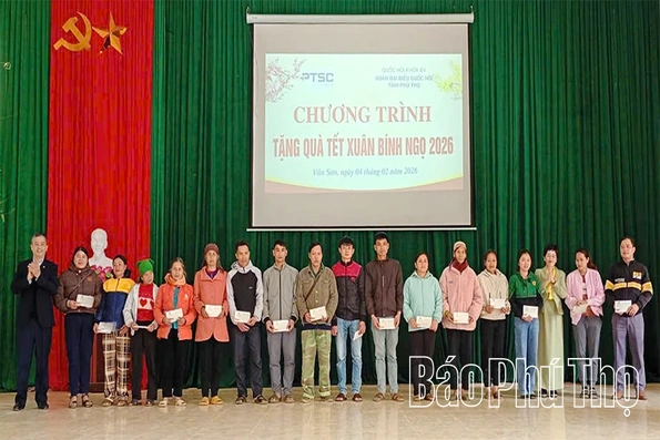 Đoàn ĐBQH tỉnh tặng quà Tết tại các đơn vị, địa phương