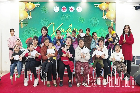 Trao 50 suất quà Tết tặng trẻ bại não nhân dịp Xuân Bính Ngọ 2026