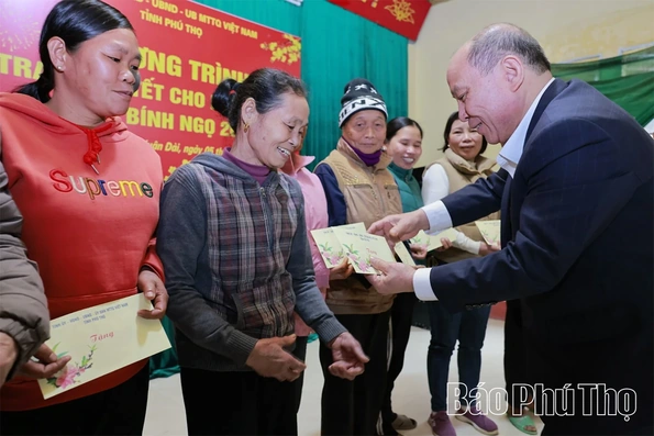 Chủ tịch HĐND tỉnh Bùi Đức Hinh trao quà Tết tại xã Xuân Đài