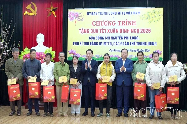 Phó Bí thư Đảng ủy MTTQ, các đoàn thể Trung ương Nguyễn Phi Long thăm, tặng quà Tết tại xã Cao Phong