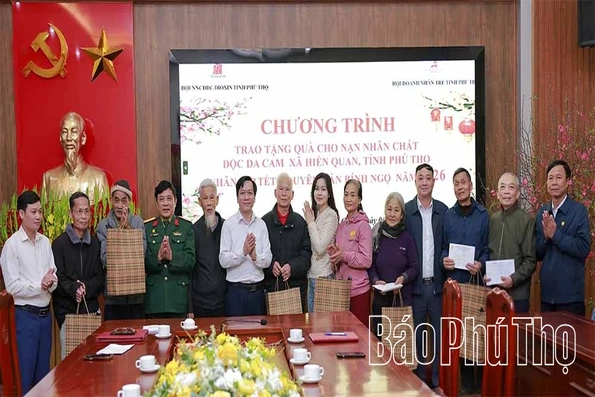 Trao quà Tết cho nạn nhân da cam/dioxin