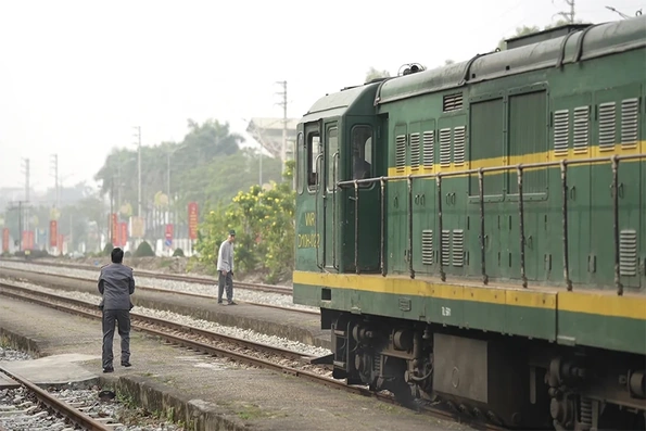 Người đàn ông thoát chết trong gang tấc khi cố đi bộ qua đường tàu