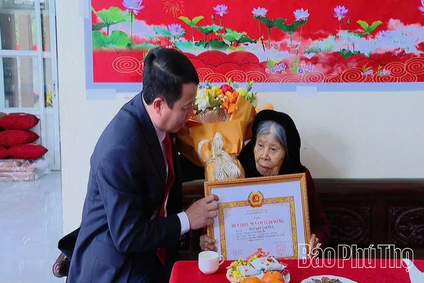 Trưởng Ban Tổ chức Tỉnh ủy Bùi Đình Thi trao Huy hiệu 70 năm tuổi Đảng