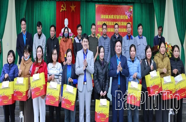 Trao quà Tết tặng công nhân lao động có hoàn cảnh khó khăn tại Khu công nghiệp Thụy Vân