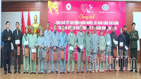 Trao 120 suất quà tặng bệnh nhân đang điều trị tại Bệnh viện Đa khoa tỉnh Phú Thọ