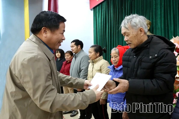 Phó Chủ tịch UBND tỉnh Đinh Công Sứ trao quà Tết tặng hộ nghèo xã Văn Miếu