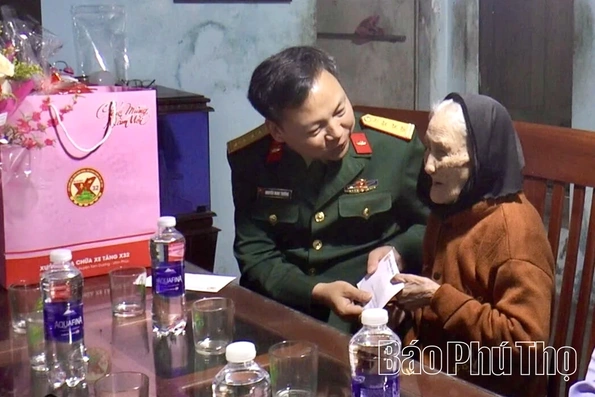 Thăm hỏi, tặng quà gia đình chính sách, người có hoàn cảnh khó khăn