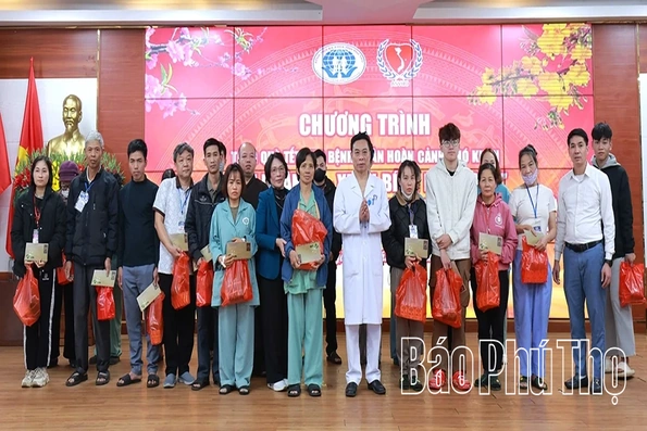 Trao 150 suất quà Tết tặng bệnh nhân có hoàn cảnh khó khăn