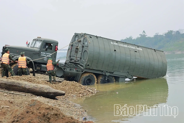 Huy động lực lượng tập trung gia cố đường dẫn, bến sông phục vụ lắp cầu phao