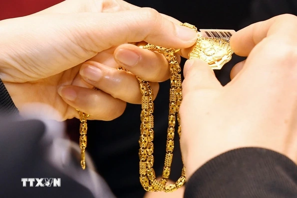 Giá vàng biến động mạnh, chuyên gia UOB cảnh báo rủi ro trong ngắn hạn